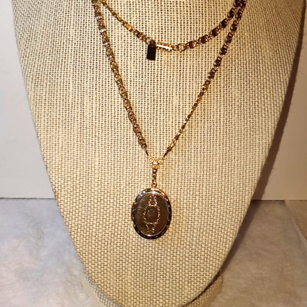 Vintage gold toned locket 1928